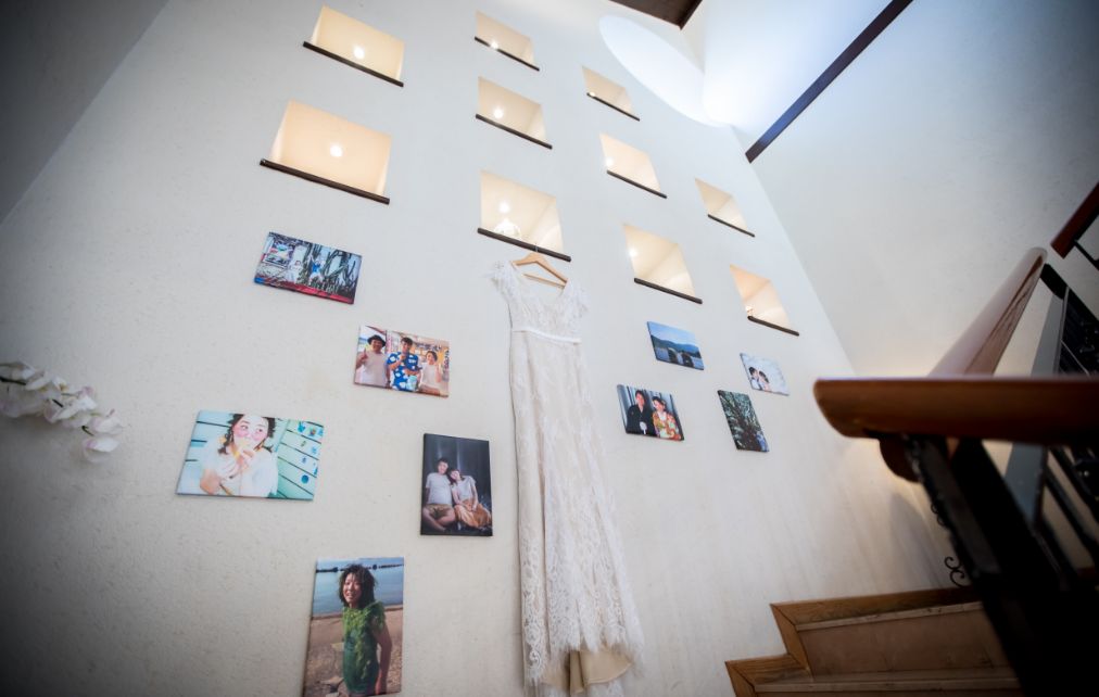 階段スペースに写真とドレスをデコレーション